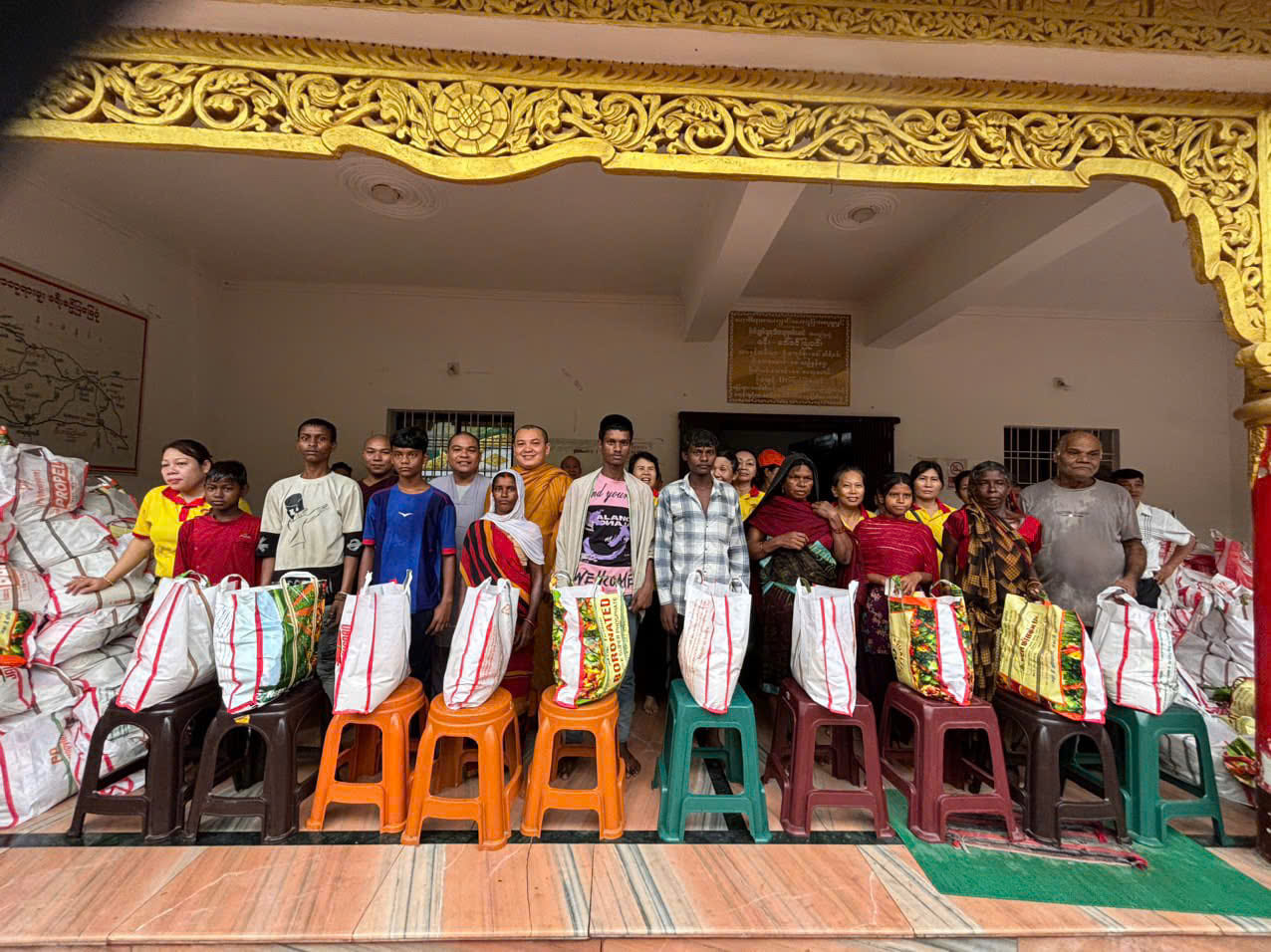 Chư Tăng Ni và Phật tử Việt Nam Từ thiện tại Bodhgaya, India